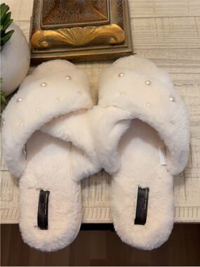Like New ~ Marilyn Monroe Brand Faux Fur Pearl Crossband Slippers ~ Size 10